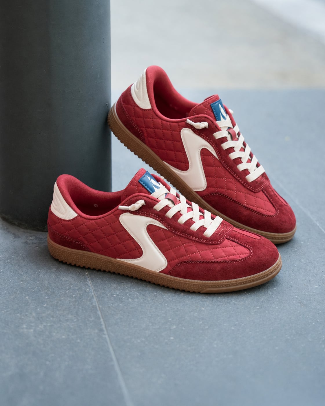 舒華穿搭新寵!SKECHERS HOTSHOT COZY-FIT 菱格德訓鞋開賣⋯4款美拉德色系根本老錢風必備!