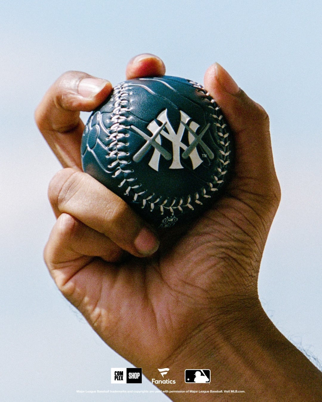 KAWS 招牌「XX」眼睛登上 MLB!Fanatics、Complex 攜手打造道奇與洋基聯名系列