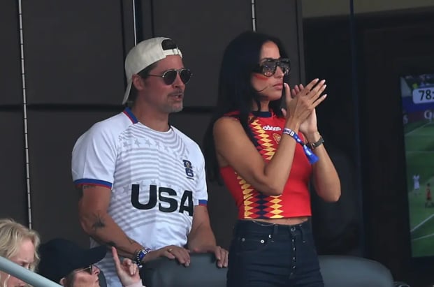布萊德彼特 Brad Pitt 和女友世界盃公開閃!甜吻畫面全被拍掀熱議!