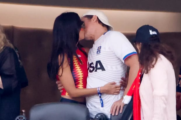 布萊德彼特 Brad Pitt 和女友世界盃公開閃!甜吻畫面全被拍掀熱議!
