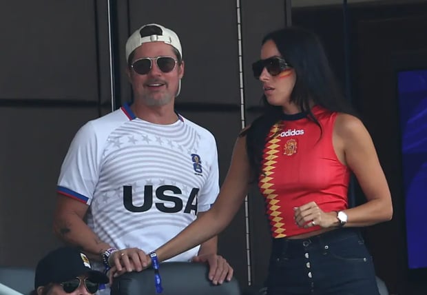 布萊德彼特 Brad Pitt 和女友世界盃公開閃!甜吻畫面全被拍掀熱議!