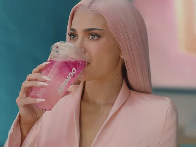 凱莉詹娜 Kylie Jenner Dunkin' 廣告造型翻車！粉紅戰袍遭酸像「XX套」！