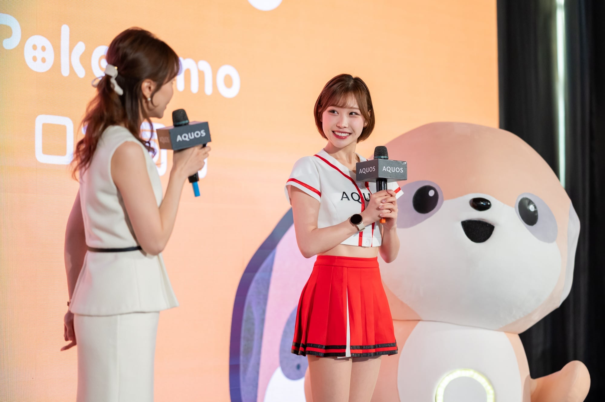 SHARP「Poketomo口袋同萌」台灣上市!會記住你的AI小夥伴、越聊越懂你⋯日本啦啦隊SAYA帶它逛夜市療癒爆表!
