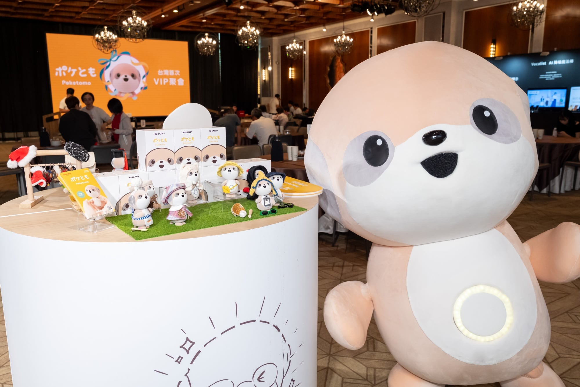SHARP「Poketomo口袋同萌」台灣上市!會記住你的AI小夥伴、越聊越懂你⋯日本啦啦隊SAYA帶它逛夜市療癒爆表!