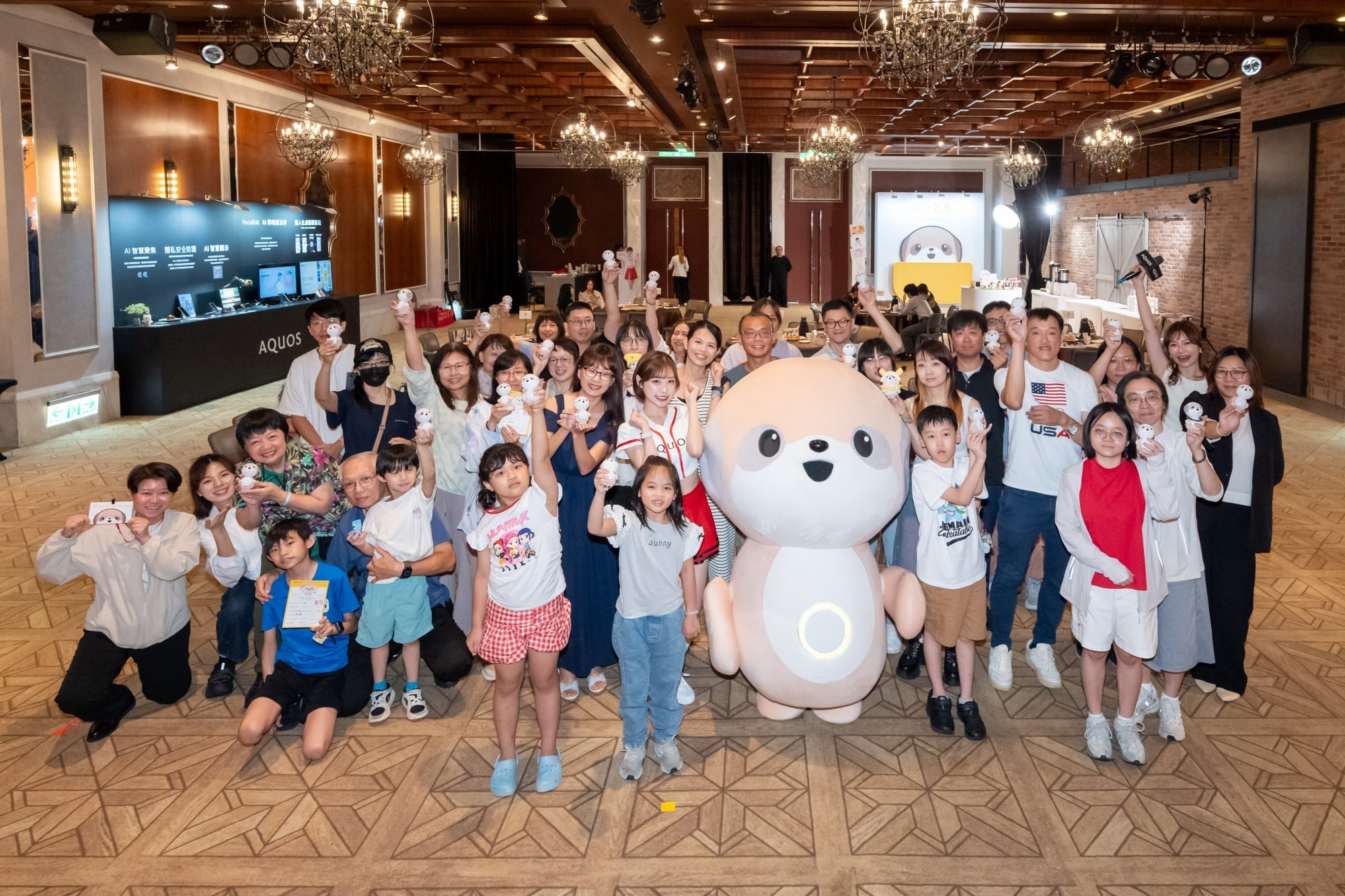 SHARP「Poketomo口袋同萌」台灣上市!會記住你的AI小夥伴、越聊越懂你⋯日本啦啦隊SAYA帶它逛夜市療癒爆表!