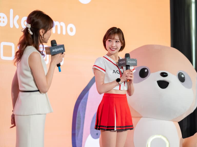 SHARP「Poketomo口袋同萌」台灣上市！會記住你的AI小夥伴、越聊越懂你⋯日本啦啦隊SAYA帶它逛夜市療癒爆表！