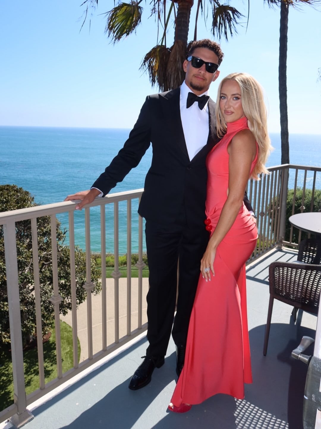 布蘭特妮·馬霍姆斯 Brittany Mahomes 婚禮造型大翻身!1690美元珊瑚禮服一穿網友全瘋狂:「被這色系迷住了!」