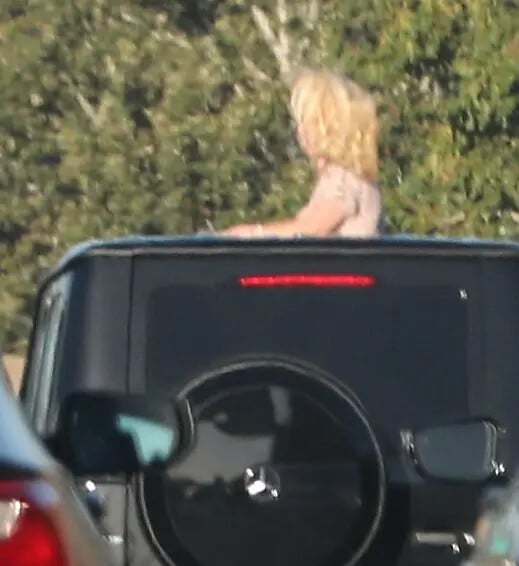 小甜甜布蘭妮 Britney Spears 高速公路站天窗!親回爭議:「事情不是表面那樣!」