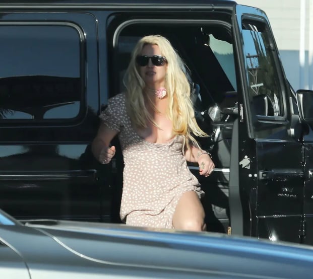 小甜甜布蘭妮 Britney Spears 高速公路站天窗!親回爭議:「事情不是表面那樣!」
