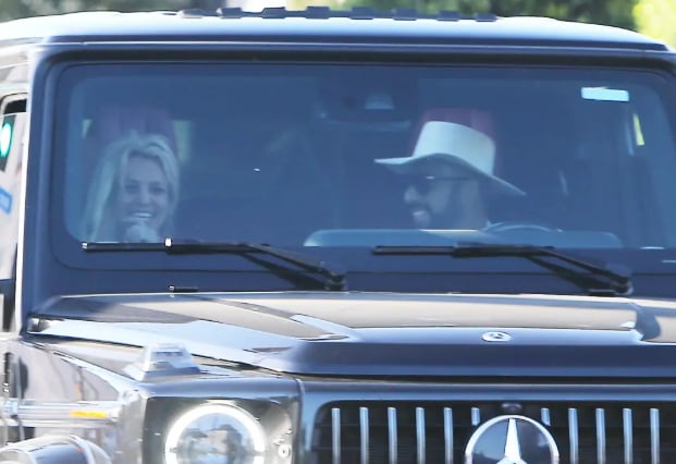 小甜甜布蘭妮 Britney Spears 高速公路站天窗!親回爭議:「事情不是表面那樣!」