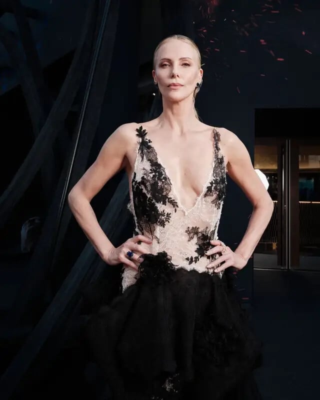 莎莉賽隆 Charlize Theron 巴黎首映消瘦惹議!IG 曬美食回應:「你們叫我吃飯!」