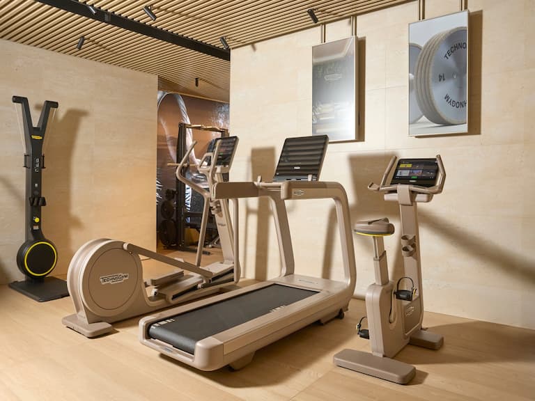 Technogym 全新砂岩褐系列發表！首款皮拉提斯核心床登場、重塑義式健身美學！