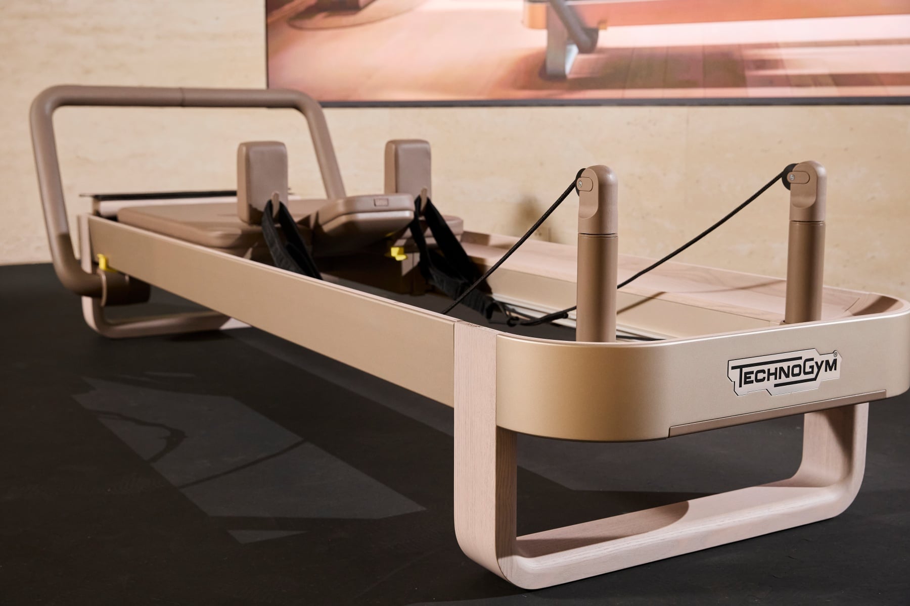 Technogym 全新砂岩褐系列發表!首款皮拉提斯核心床登場、重塑義式健身美學!