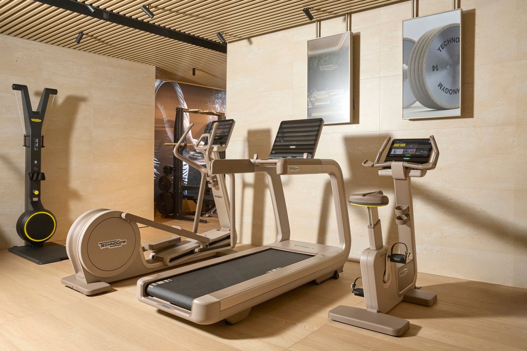 Technogym 全新砂岩褐系列發表!首款皮拉提斯核心床登場、重塑義式健身美學!