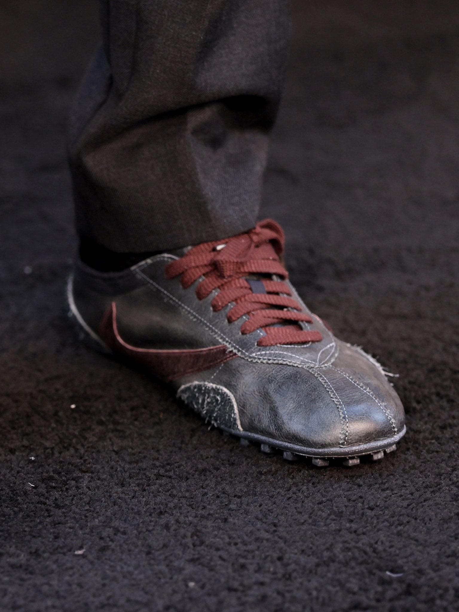 Travis Scott《奧德賽》首映腳踩神秘 Nike!復古輪廓神似經典 Moon Shoe,下一雙爆款鞋要來了嗎?