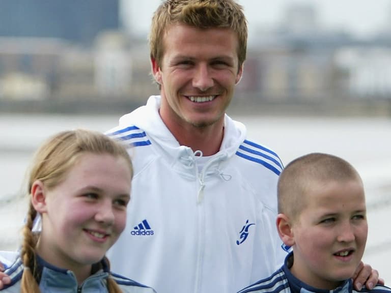 世界盃／哈利凱恩 Harry Kane 童年與貝克漢 David Beckham 合照曝光，身旁女孩長大後竟成妻子！