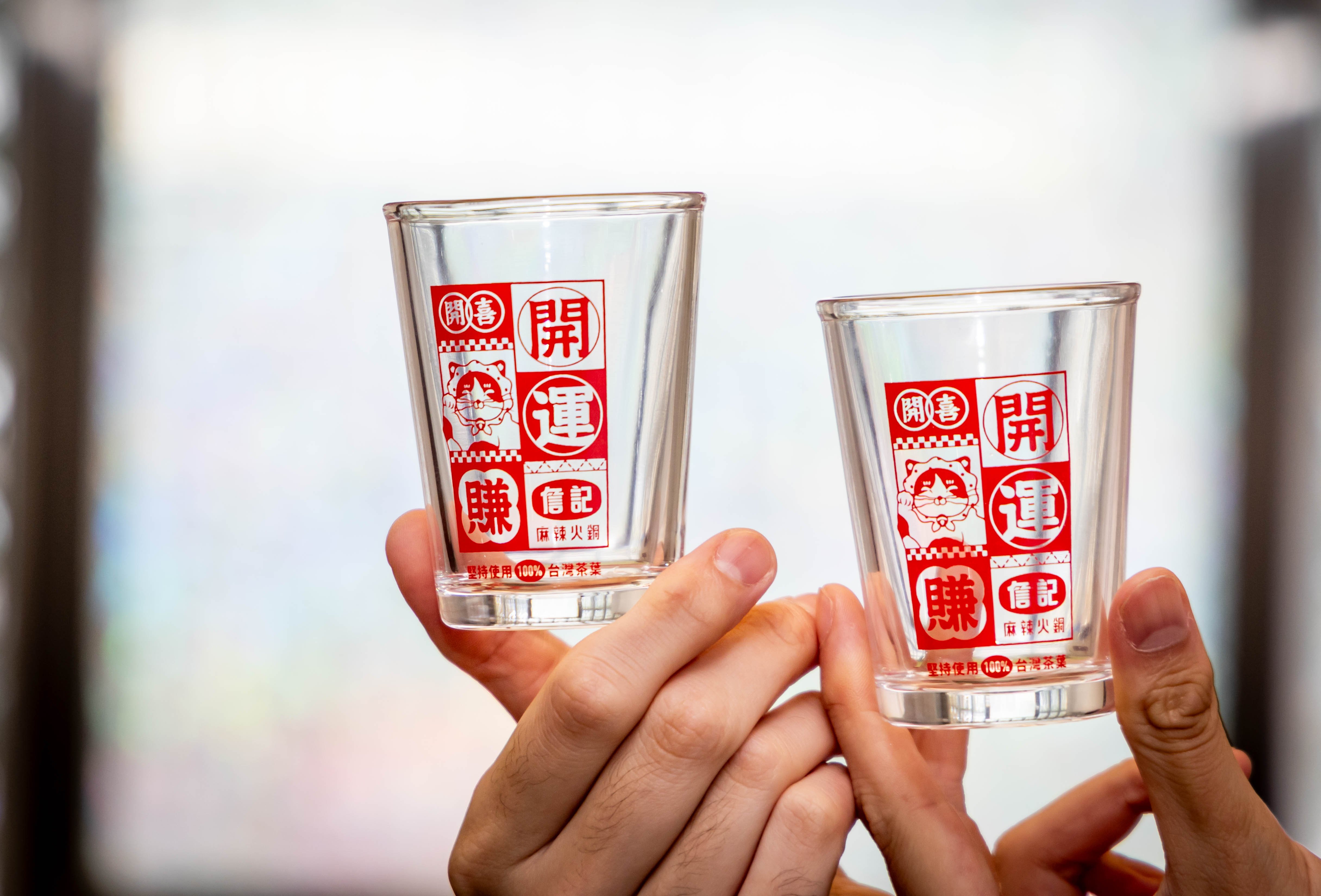 開喜烏龍茶聯手詹記麻辣火鍋打造「轉運 KTV」！AI 開運神曲、限定特調、活動內容一次看！