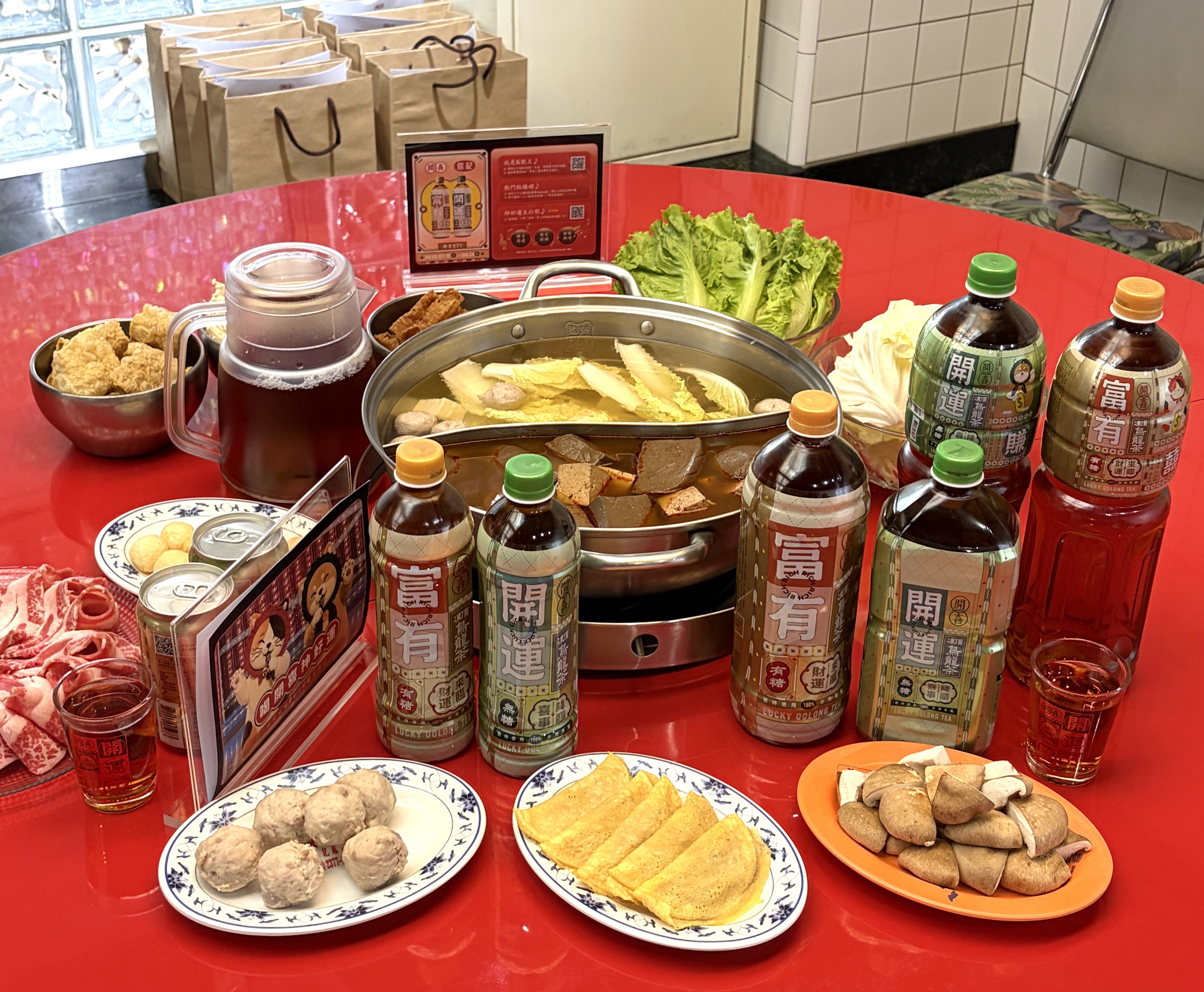 開喜烏龍茶聯手詹記麻辣火鍋打造「轉運 KTV」！AI 開運神曲、限定特調、活動內容一次看！