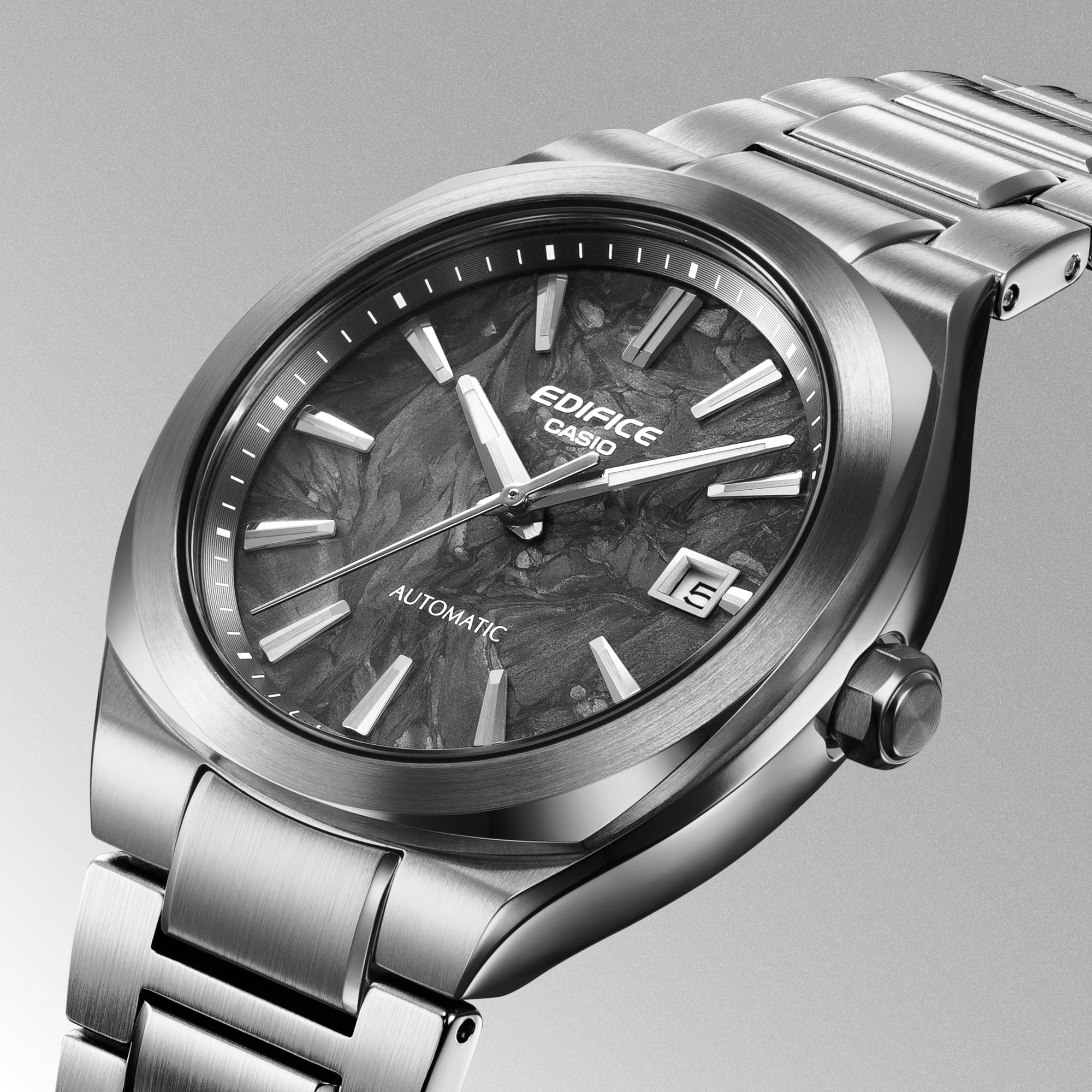 CASIO EDIFICE 推出 EFK-200 機械錶!碳纖維跑車工藝、透視背蓋⋯親民入手機械錶的機會來了!