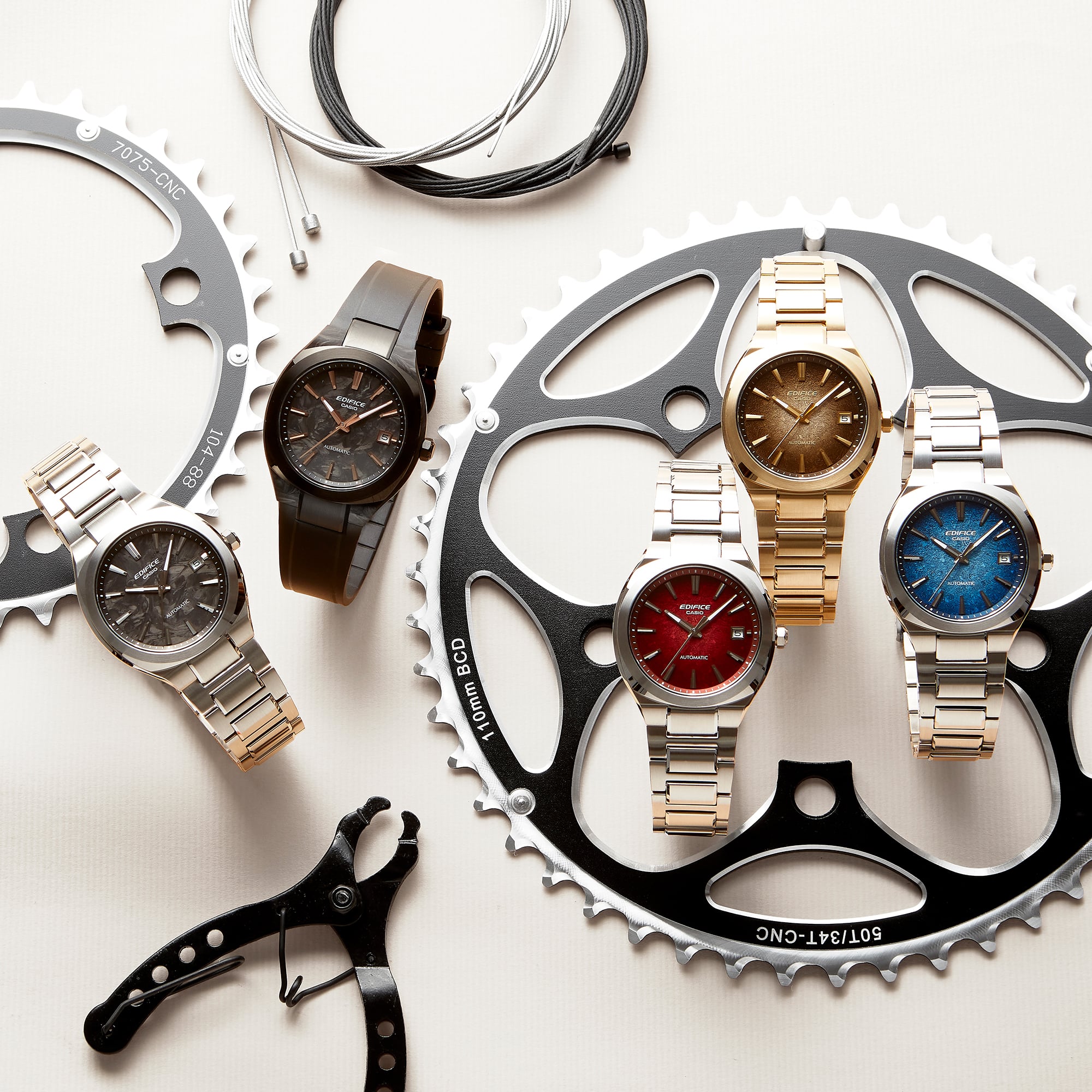 CASIO EDIFICE 推出 EFK-200 機械錶!碳纖維跑車工藝、透視背蓋⋯親民入手機械錶的機會來了!