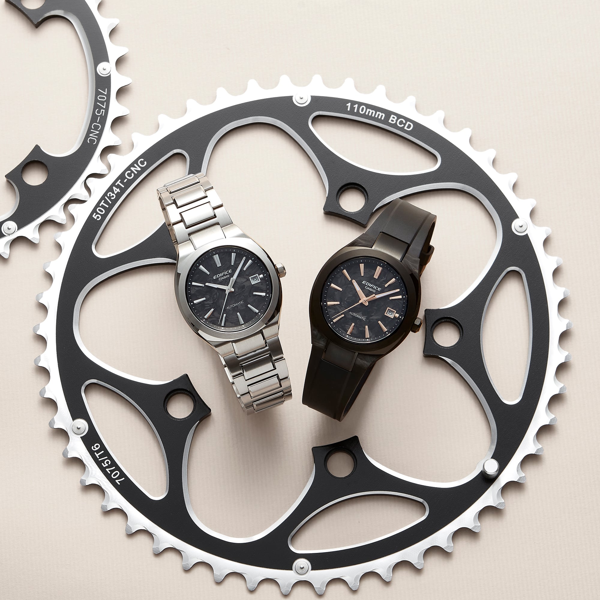 CASIO EDIFICE 推出 EFK-200 機械錶!碳纖維跑車工藝、透視背蓋⋯親民入手機械錶的機會來了!