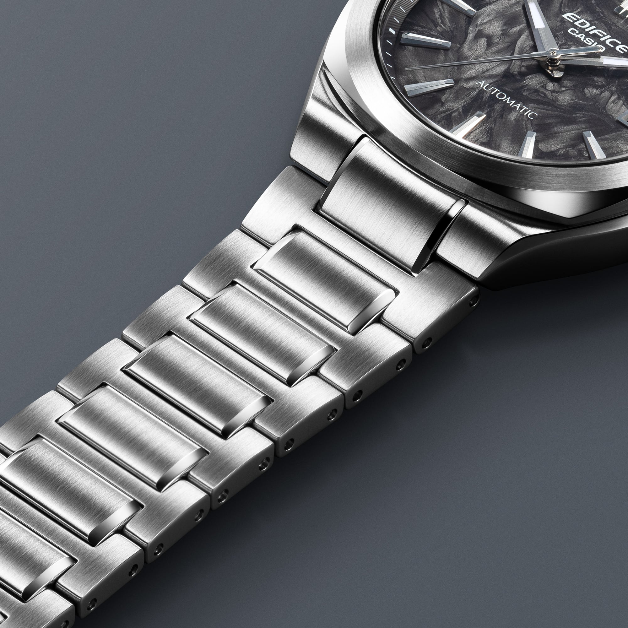 CASIO EDIFICE 推出 EFK-200 機械錶!碳纖維跑車工藝、透視背蓋⋯親民入手機械錶的機會來了!