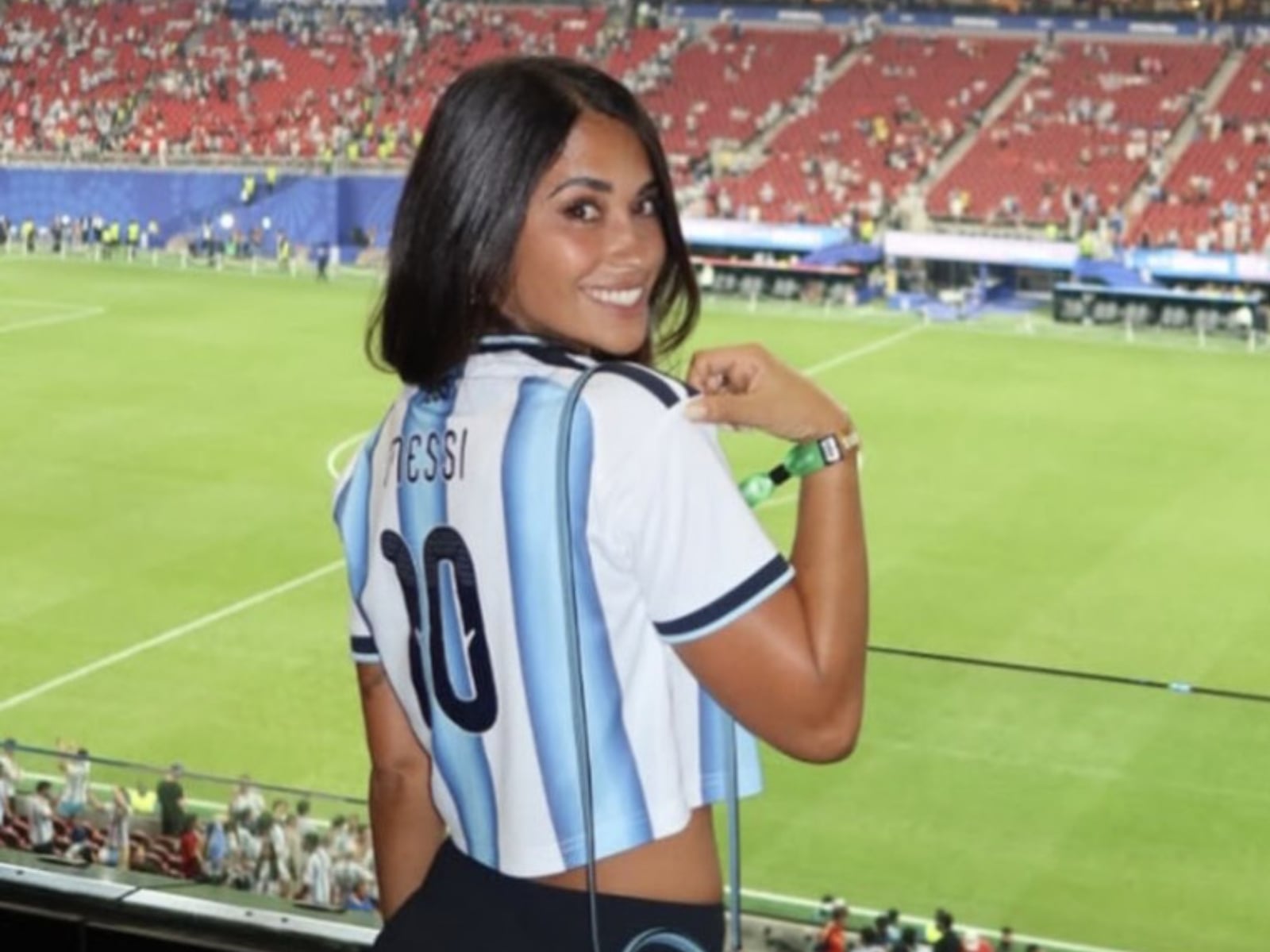 世界盃／梅西 Lionel Messi  關鍵助攻率隊晉級決賽！妻子場邊落淚，30 年愛情故事再掀討論！