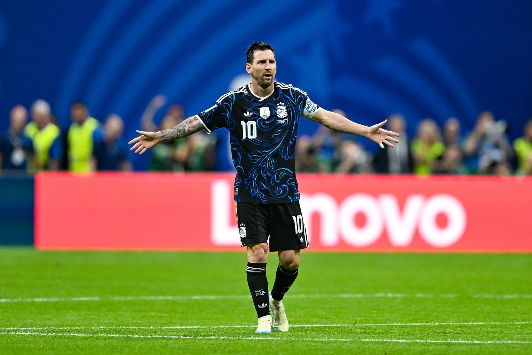 世界盉 / 19 年前抱著嬰兒的 Messi,如今要在世界盃決賽對上 Yamal!2007 年公益照片記錄著命運的安排!