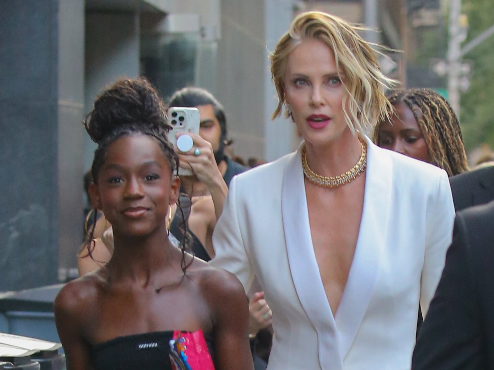 莎莉賽隆 Charlize Theron 身高 177 公分罕見攜 2 女兒走紅毯！14 歲、12 歲愛女身高直逼媽媽！