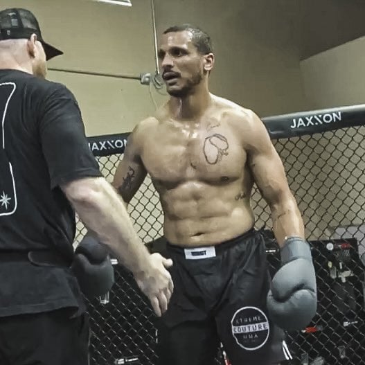 NBA/塞爾提克教練 Joe Mazzulla 赤膊 MMA 訓練影片爆紅!壯碩體格狂讚「根本職業格鬥選手」!
