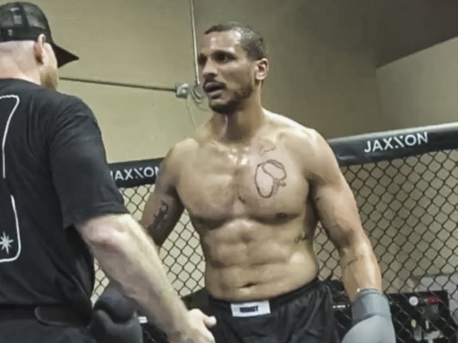NBA／塞爾提克教練 Joe Mazzulla 赤膊 MMA 訓練影片爆紅！壯碩體格狂讚「根本職業格鬥選手」！