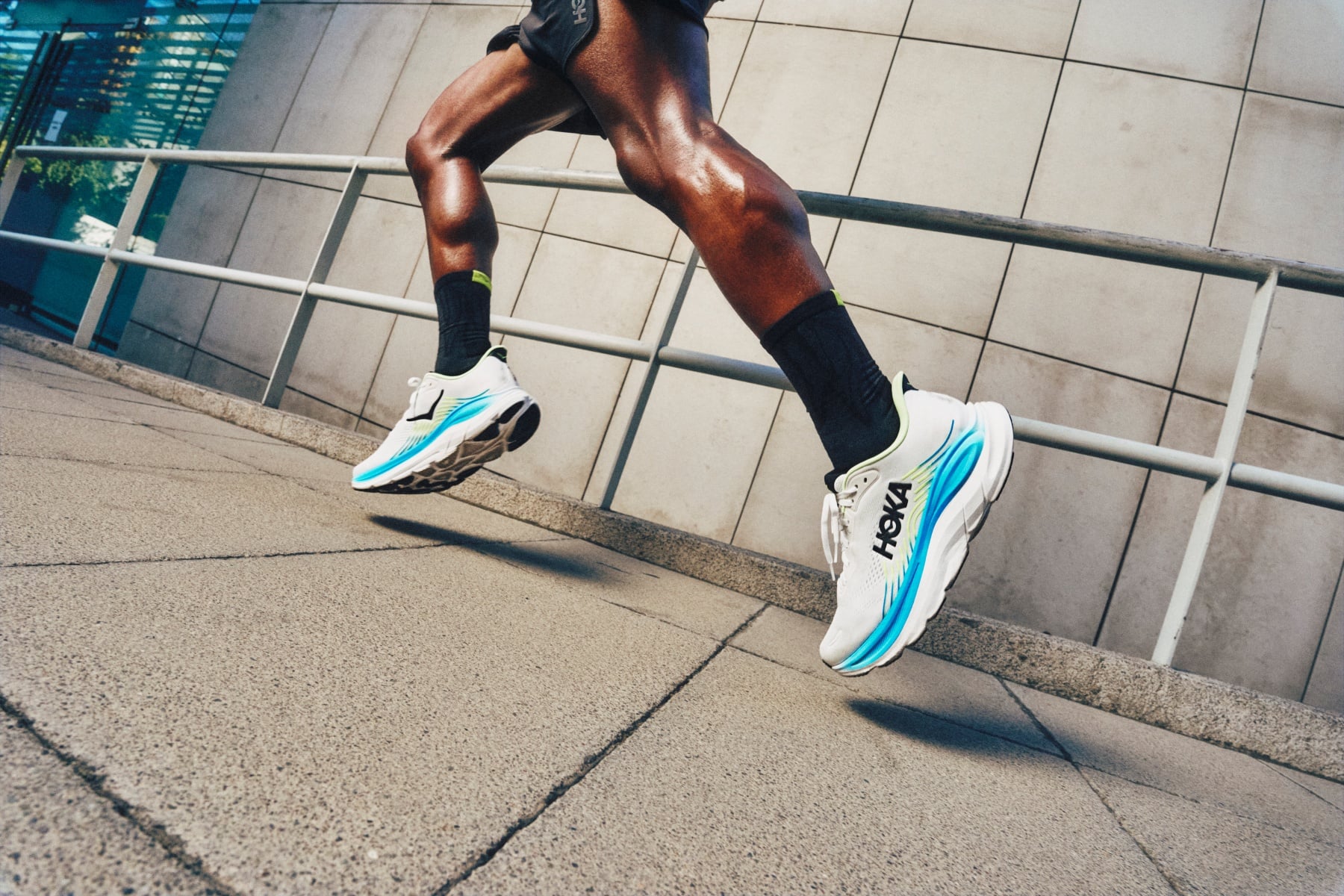HOKA Clifton 11 跑鞋正式亮相!全新鞋面工藝及機能設計、舒適滑順再升級!