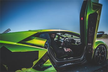 超跑玩家挑戰 320km/h！蘭博基尼、麥克拉倫、法拉利齊聚英國滑走道，限定 CLK DTM AMG 曾是 AMG 最狂傑作