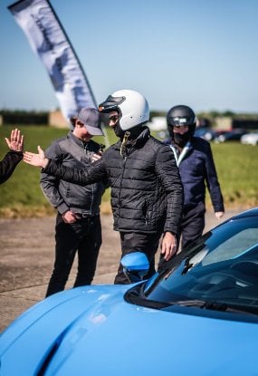 超跑玩家挑戰 320km/h！蘭博基尼、麥克拉倫、法拉利齊聚英國滑走道，限定 CLK DTM AMG 曾是 AMG 最狂傑作