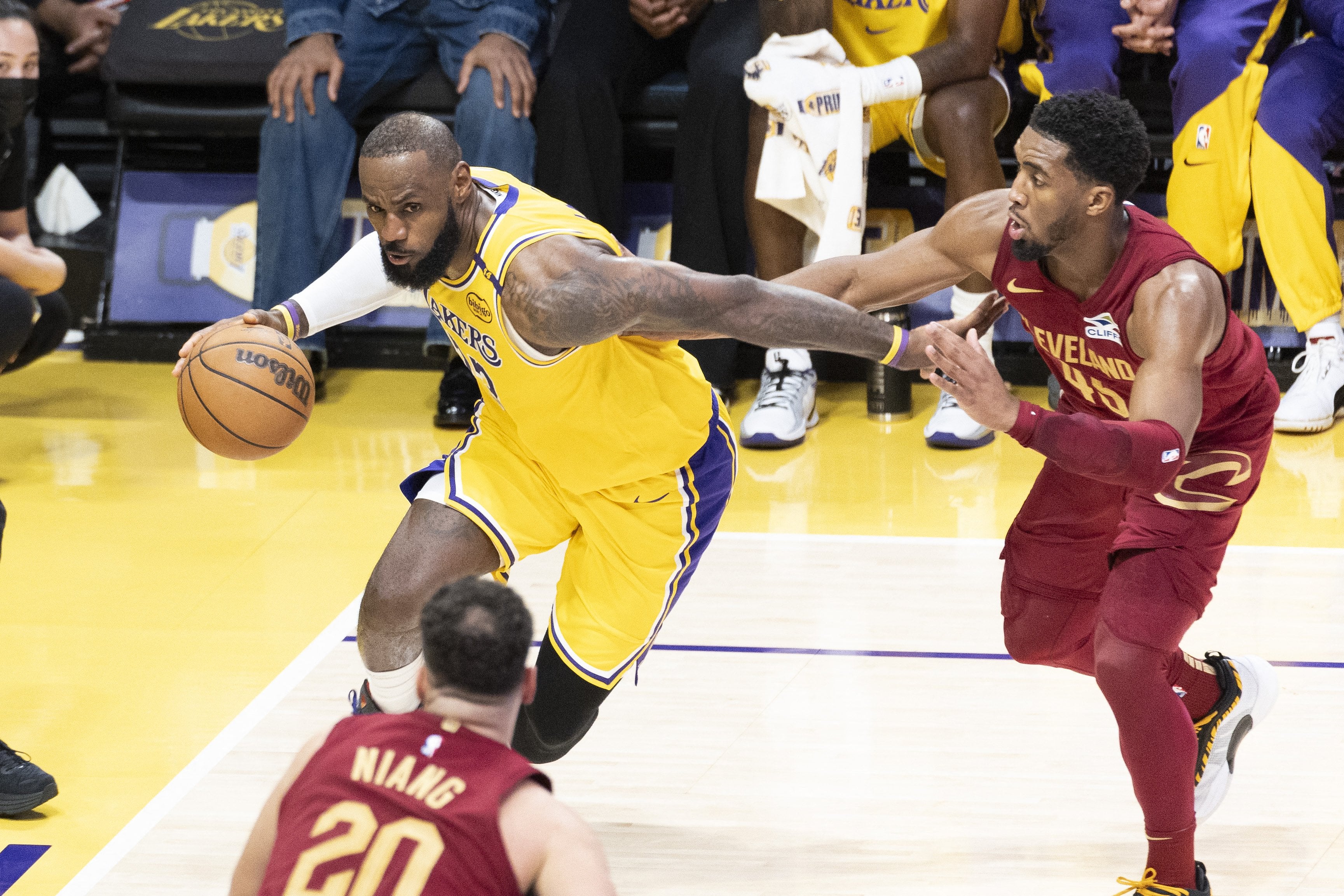 NBA/Donovan Mitchell 親自招募 LeBron James 回騎士!喊話詹皇:「回家再奪一冠吧!」