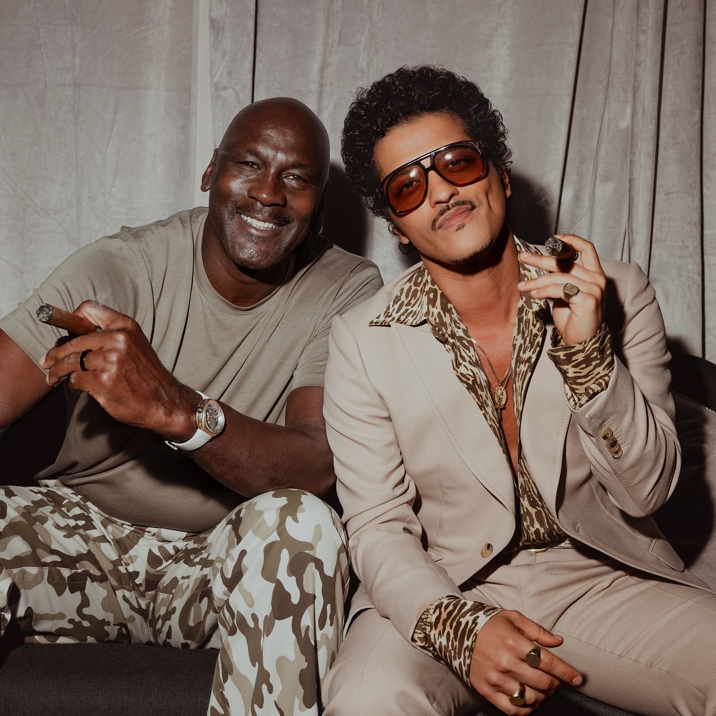 Michael Jordan 現身 Bruno Mars 演唱會！兩大傳奇後台抽雪茄合影，「GOAT 同框」掀全球熱議