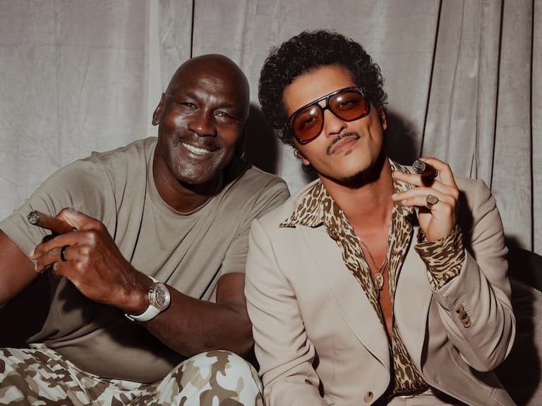 Michael Jordan 現身 Bruno Mars 演唱會！兩大傳奇後台抽雪茄合影，「GOAT 同框」掀全球熱議