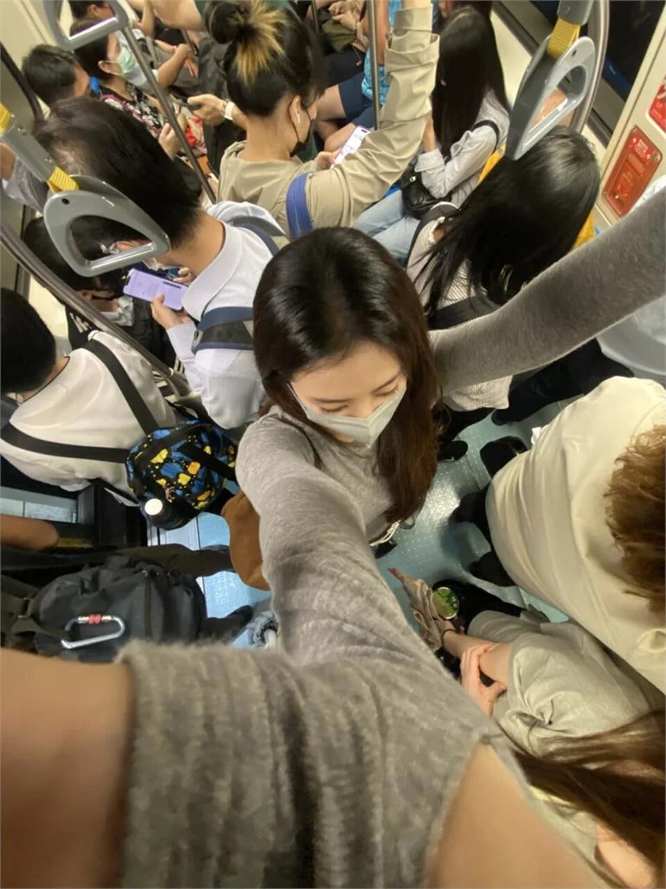 周曉涵素顏擠捷運沒人認出!網友驚呼:「怎麼沒被發現!」