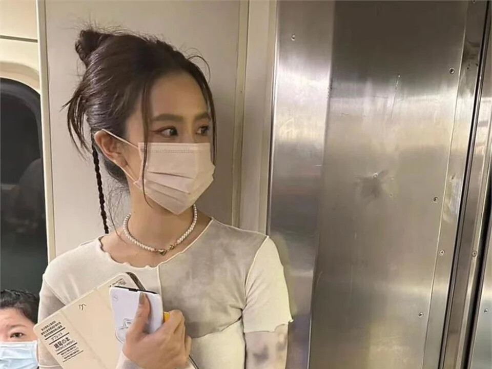 周曉涵素顏擠捷運沒人認出！網友驚呼：「怎麼沒被發現！」