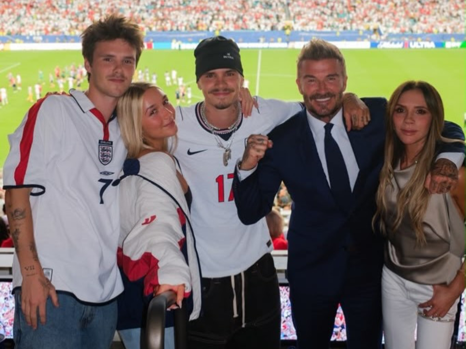 貝克漢女兒哈潑 Harper Beckham 現身世界盃足球賽！運動風性感造型超吸睛！
