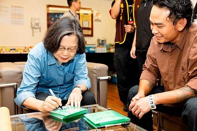 滅火器26年首攻蛋兩場完售!蔡英文低調現身後台簽名 全場高舉「我是書店店員」聲援香港
