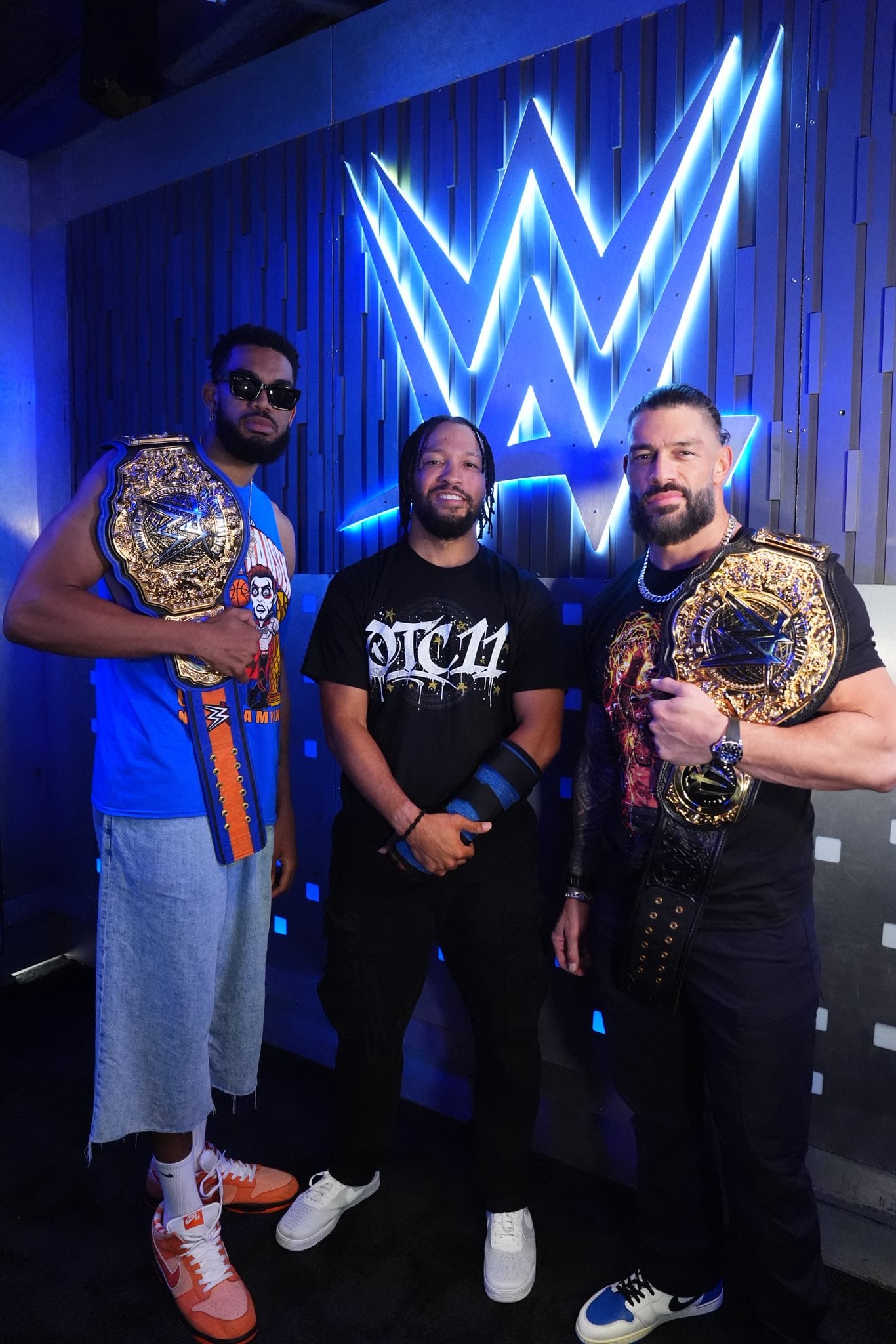 NBA/尼克雙星狂轟 WWE 擂台!KAT 身高 213 公分連飆鎖喉摔、布朗森挺身救羅曼⋯跨界表演燒爆麥迪遜廣場花園!