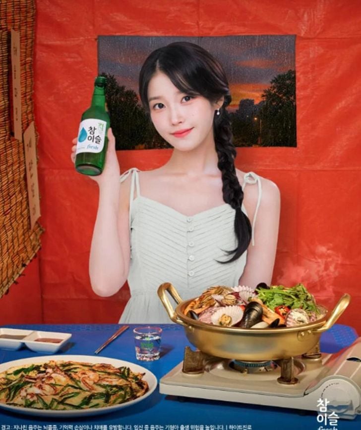 IU、李鐘碩分手後首露面!白色洋裝拍廣告,網讚:「美到像畫報!」