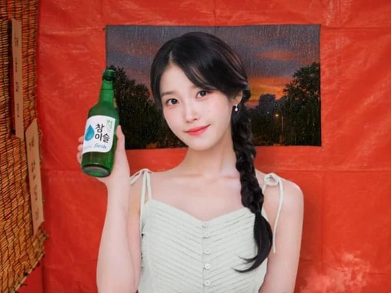 IU、李鐘碩分手後首露面！白色洋裝拍廣告，網讚：「美到像畫報！」