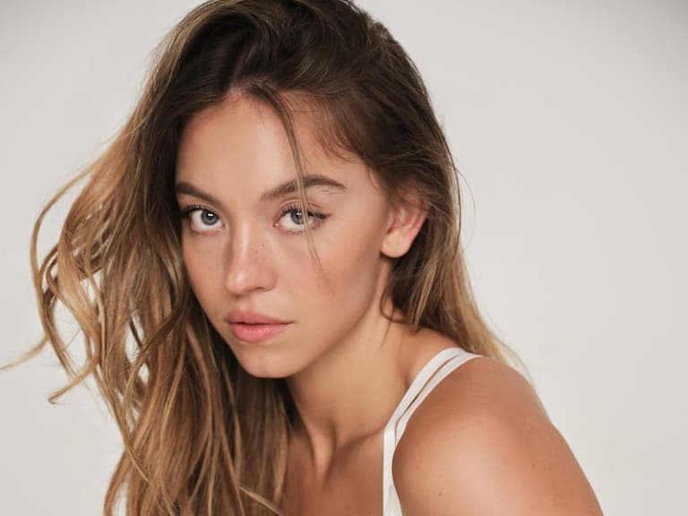 席德妮史威尼 Sydney Sweeney IG 內衣字樣惹怒泰勒絲粉絲！網酸：「太巧了吧！」