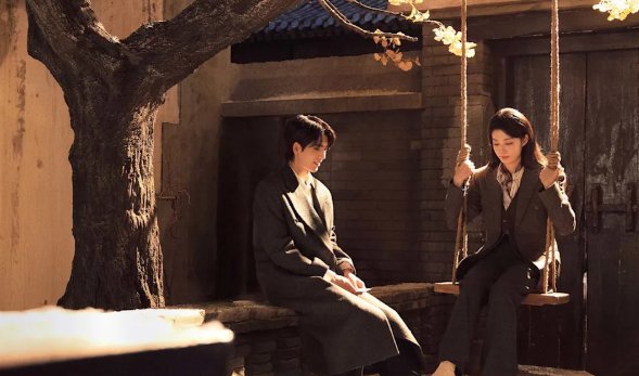 張凌赫王楚然《這一秒過火》首播爆1.2億招商!軍裝禁慾感「封神」,AI片頭卻挨轟比短劇還爛