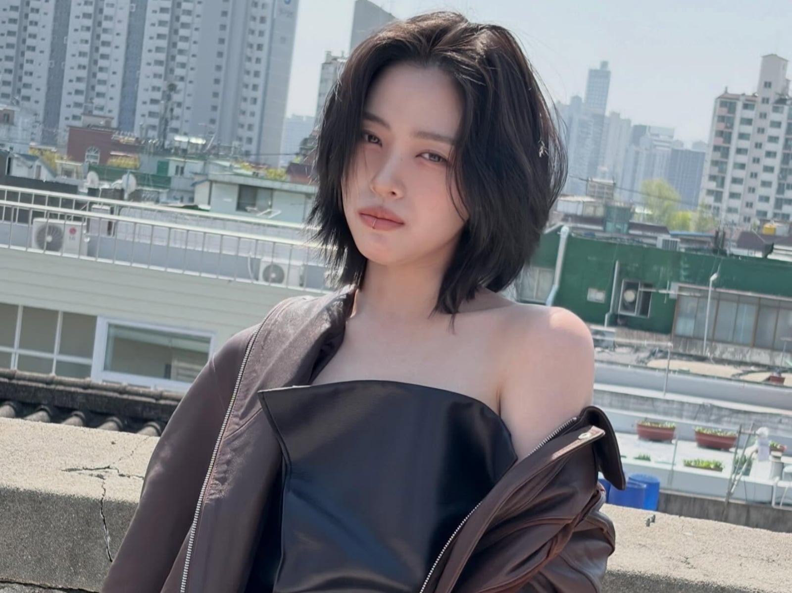 ITZY 申留真演唱會「伸手喬褲子」引爭議！直播親曝原因，粉絲心疼喊：「她才是受害者！」