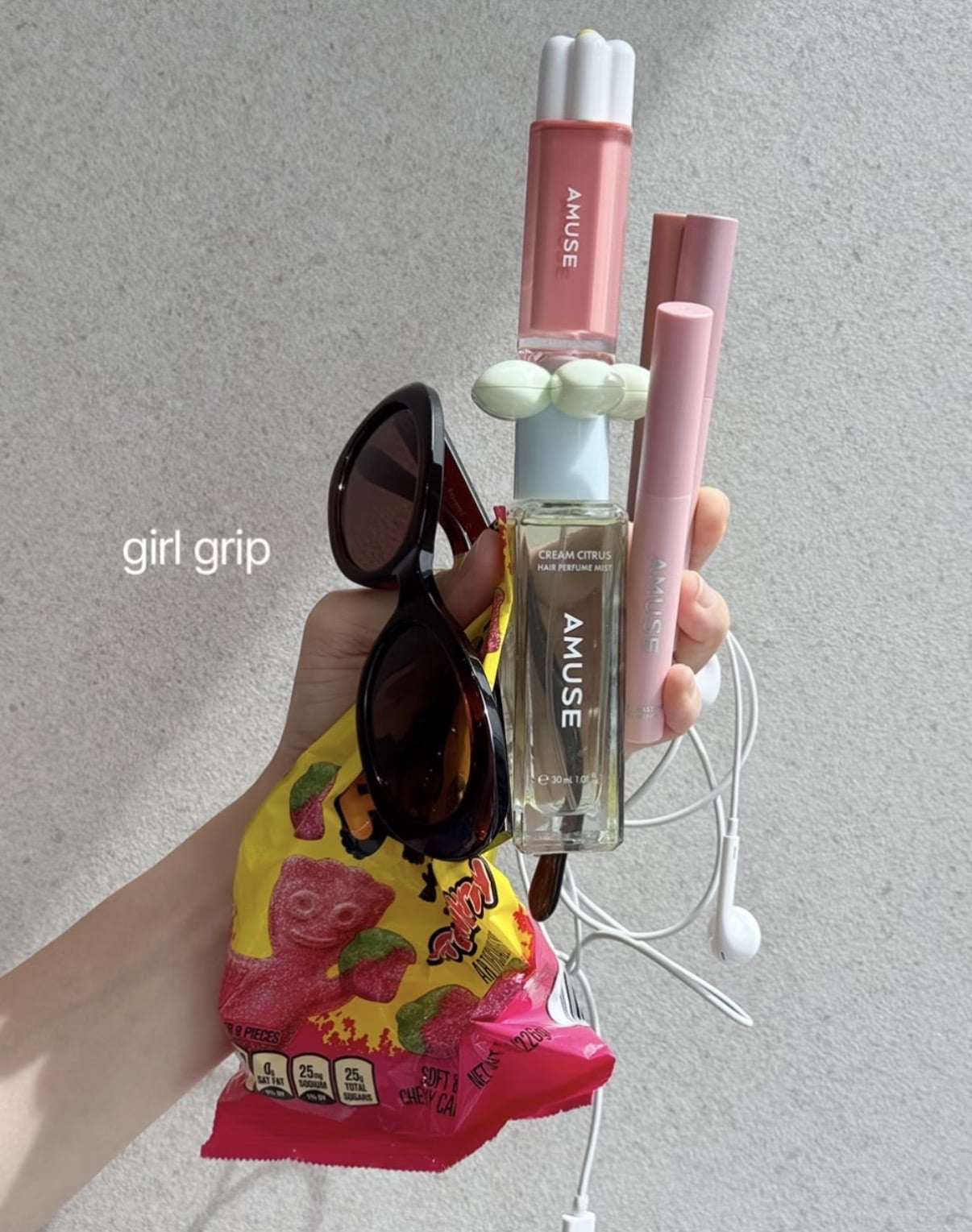 Girl Grip 是什麼?IG、TikTok 最新拍照趨勢一次看懂!
