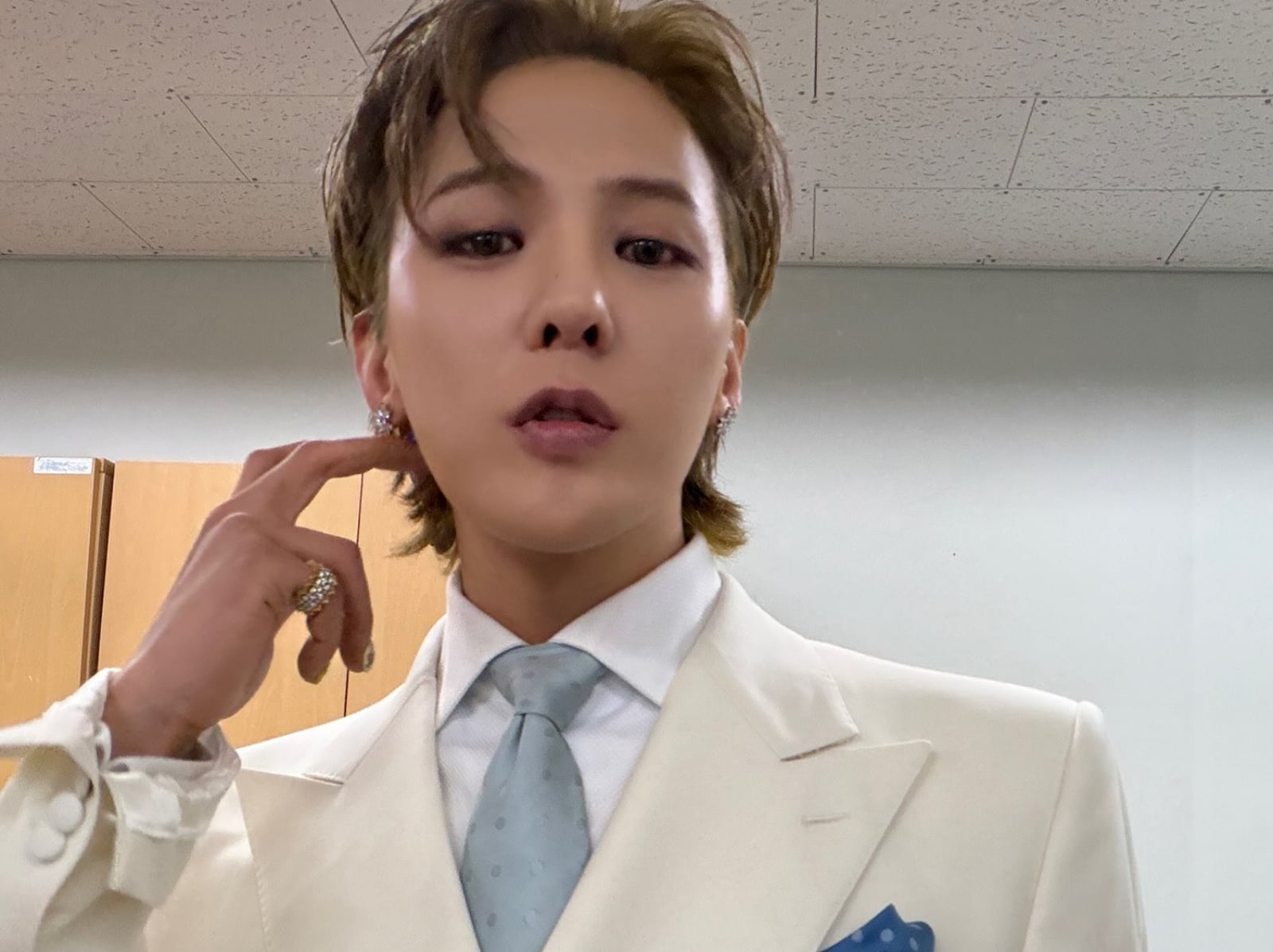 GD 權志龍身穿 Dolce＆Gabbana 全白西裝亮相帥出新高度！網瘋喊：「白馬王子！」