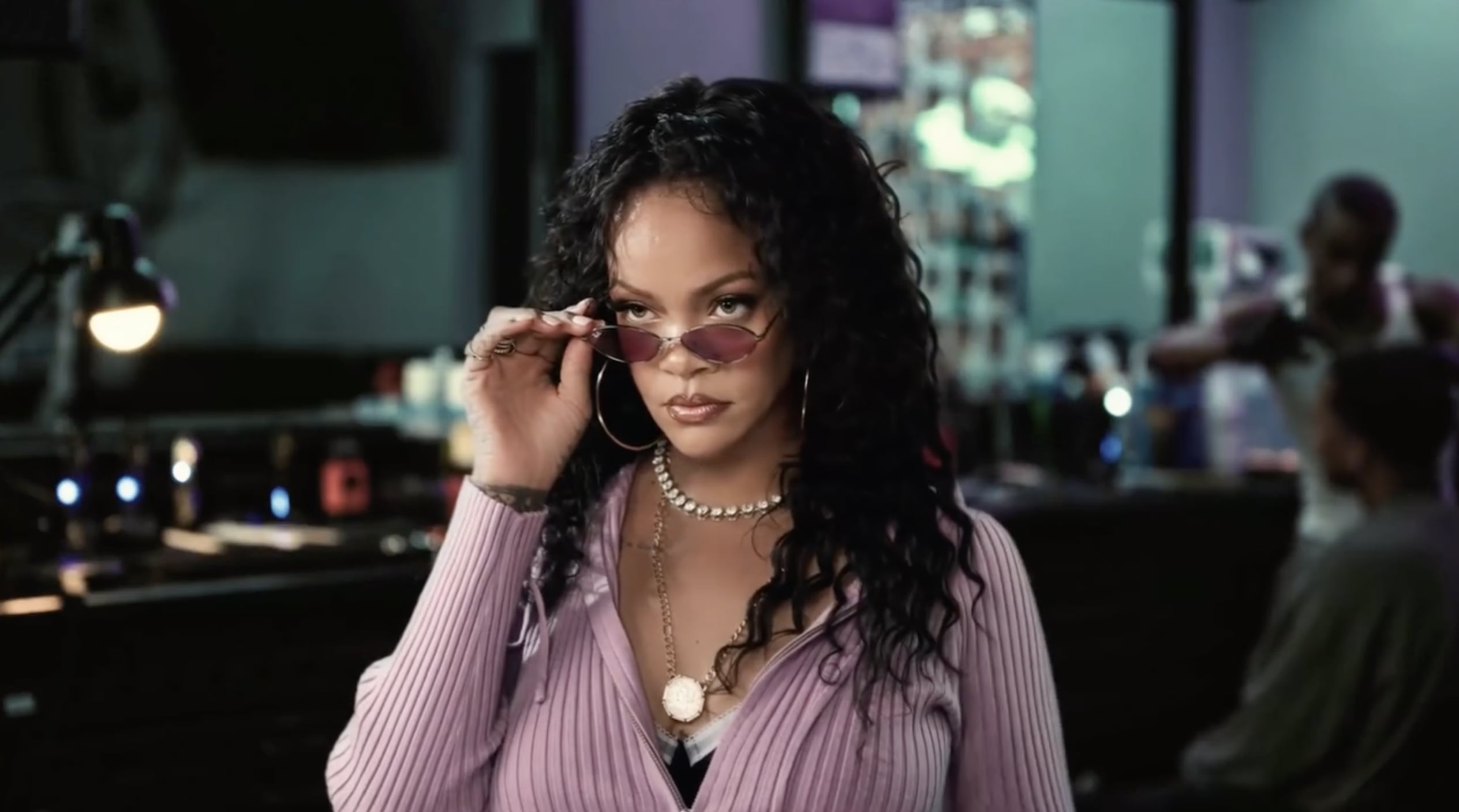 Rihanna × A$AP Rocky 合體拍廣告!粉紅髮捲成 FENTY SKIN 新品包裝靈感,兩人互動超有戲!